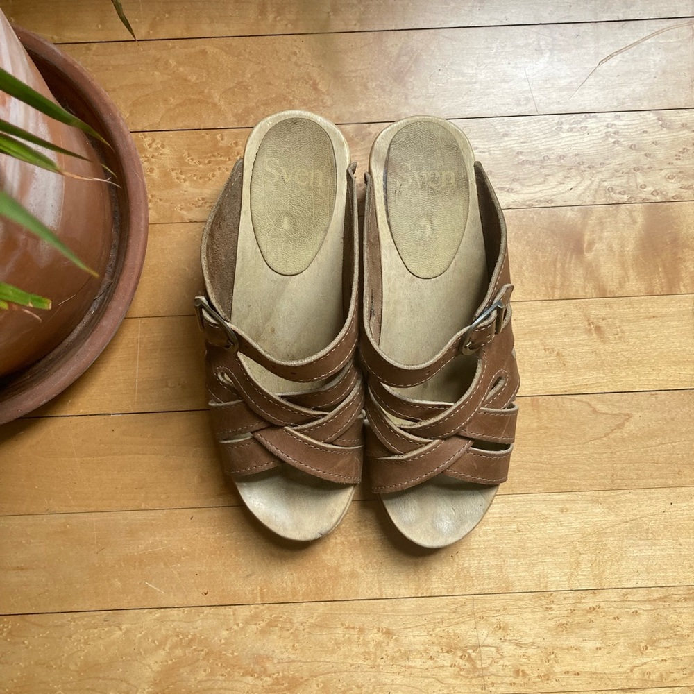 Sven Wedge Leather Sandals (Size 38)